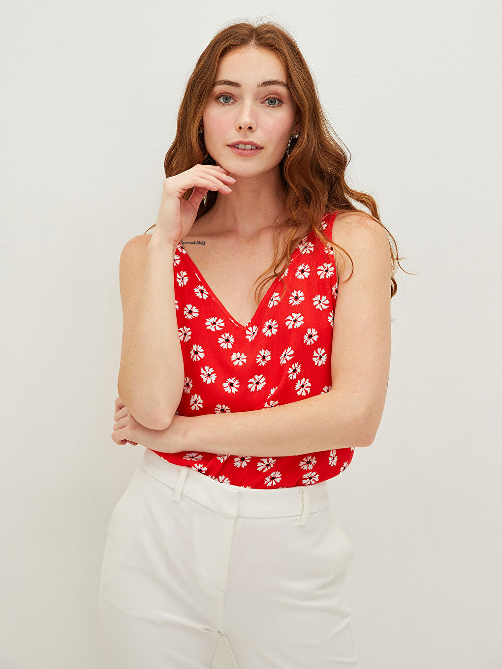 Mercan V Yaka Askılı Çiçekli Çapraz Biye Detaylı Viskon Kadın Bluz-3