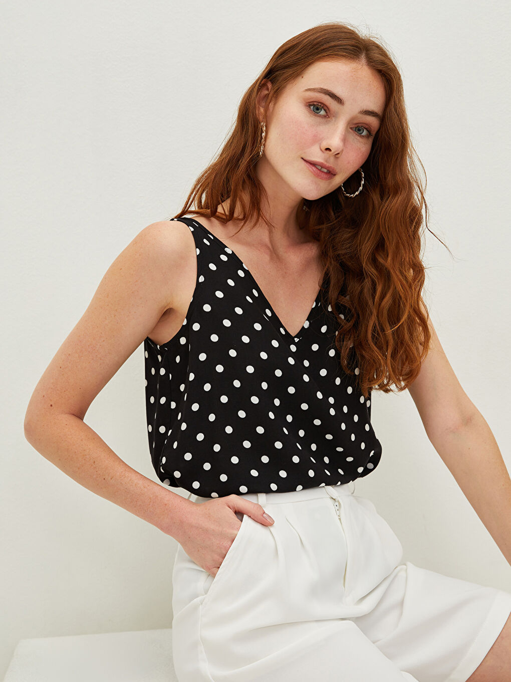 Beyaz V Yaka Askılı Puantiyeli Çapraz Biye Detaylı Viskon Kadın Bluz-1