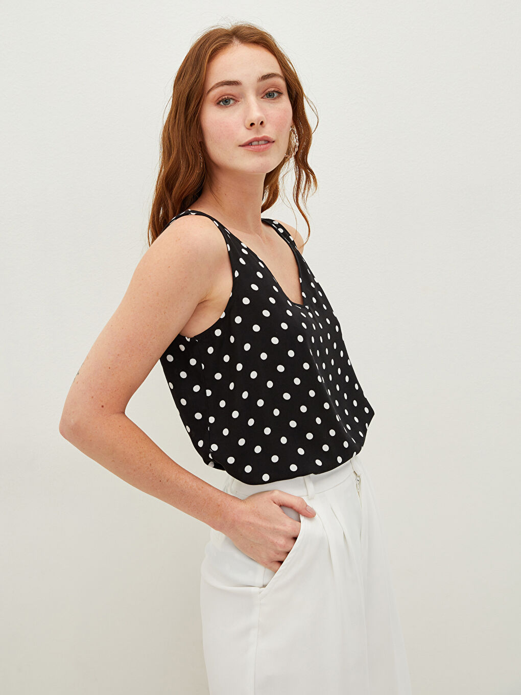 Beyaz V Yaka Askılı Puantiyeli Çapraz Biye Detaylı Viskon Kadın Bluz-3