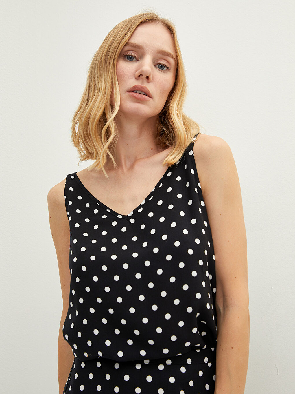 Beyaz V Yaka Askılı Puantiyeli Çapraz Biye Detaylı Viskon Kadın Bluz-6