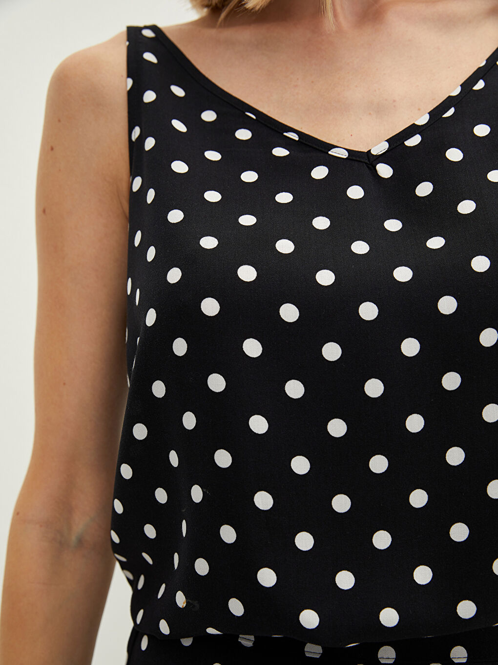 Beyaz V Yaka Askılı Puantiyeli Çapraz Biye Detaylı Viskon Kadın Bluz-8