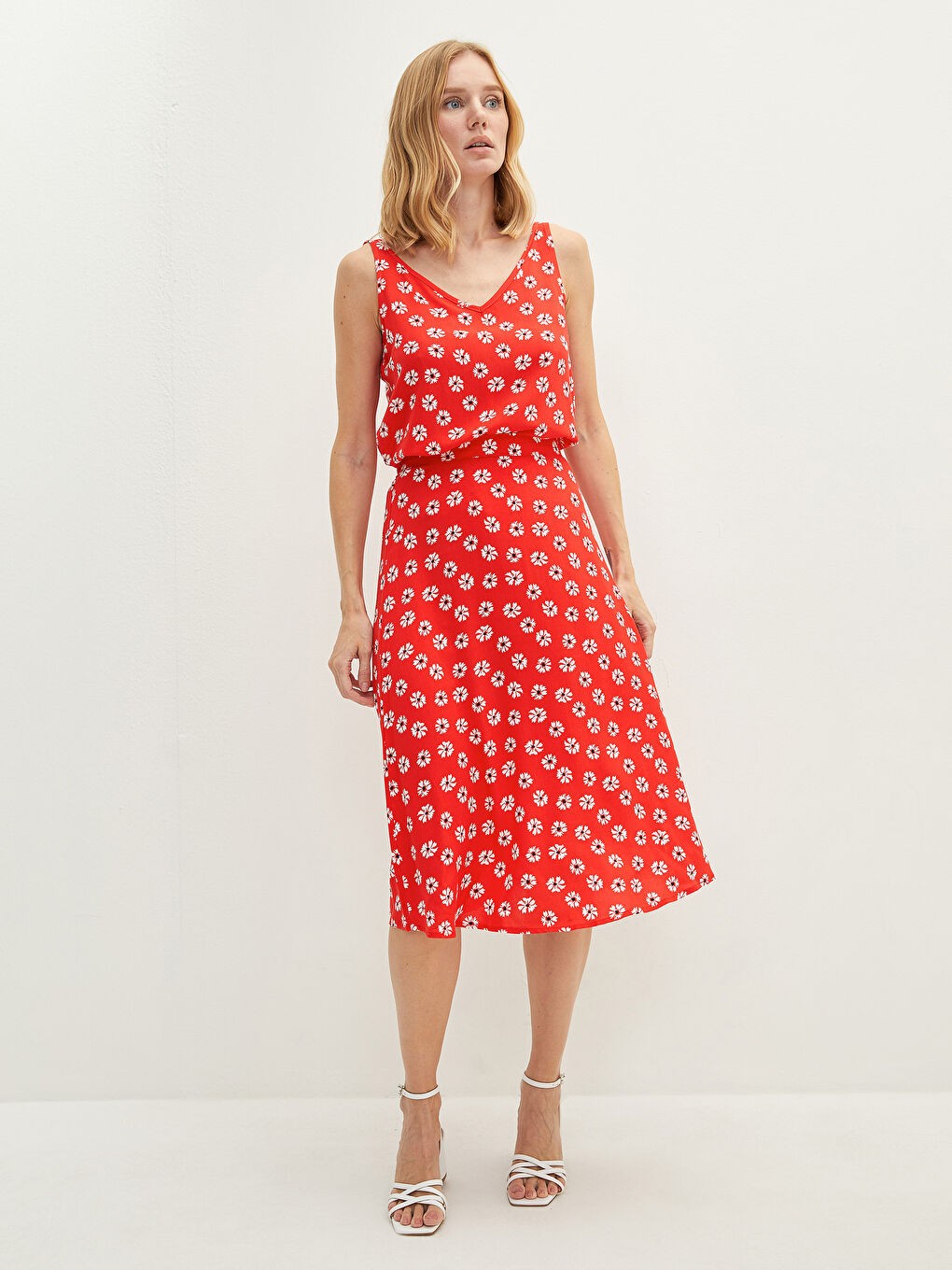 Mercan V Yaka Askılı Çiçekli Çapraz Biye Detaylı Viskon Kadın Bluz