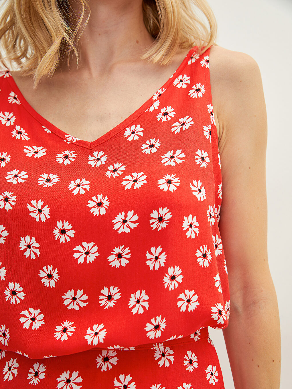 Mercan V Yaka Askılı Çiçekli Çapraz Biye Detaylı Viskon Kadın Bluz-2