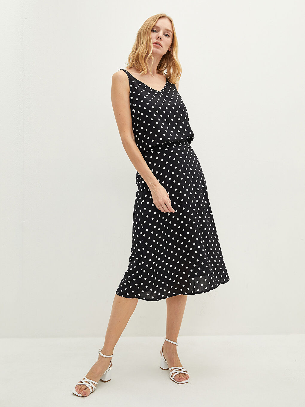 Beyaz V Yaka Askılı Puantiyeli Çapraz Biye Detaylı Viskon Kadın Bluz-2