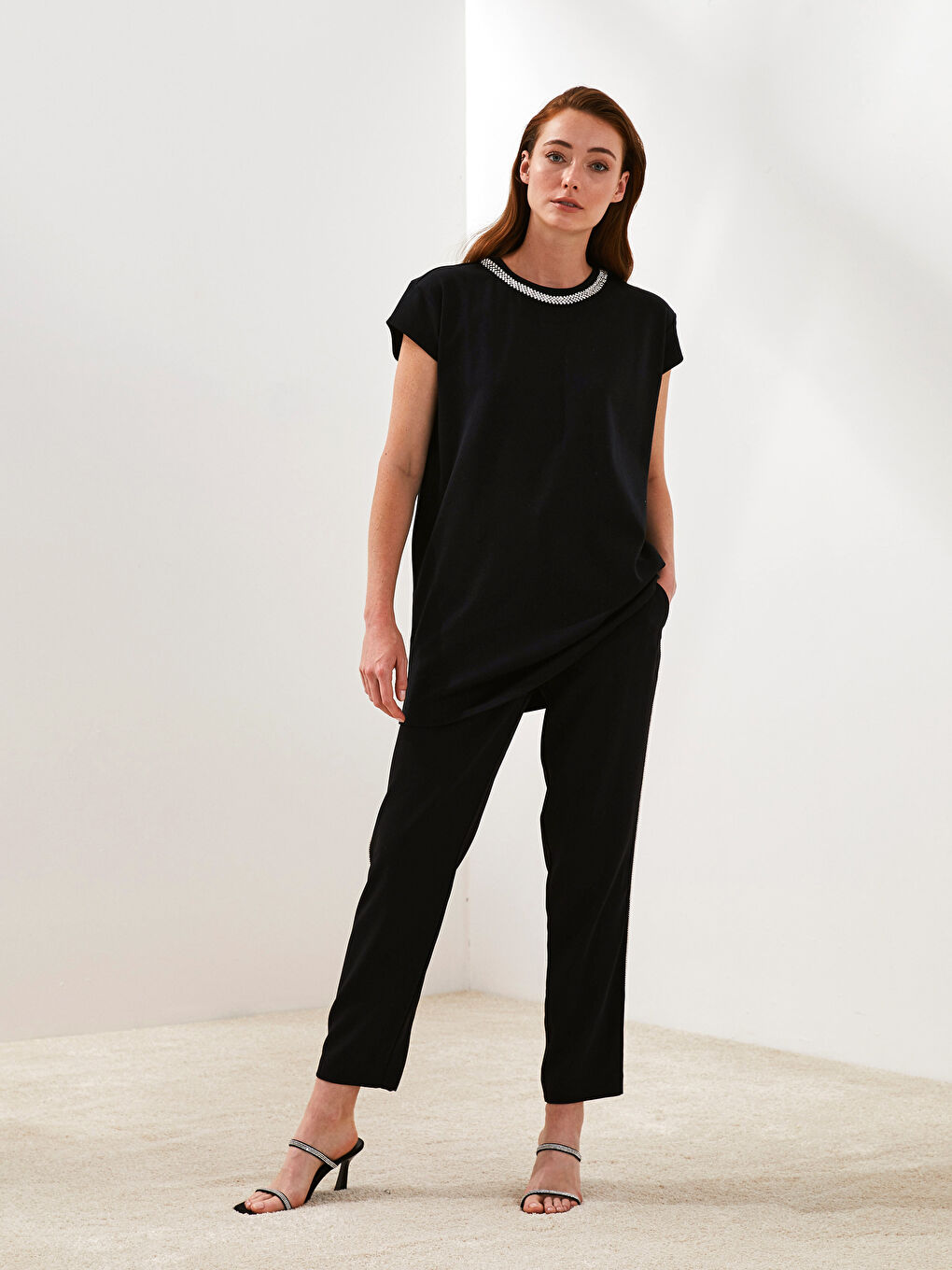 Siyah PREMIUM Bisiklet Yaka Taş İşleme Detaylı Pamuklu Kısa Kollu Kadın Tunik-2