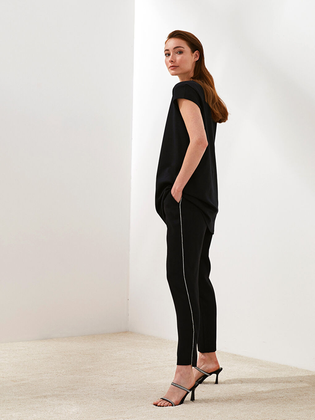 Siyah PREMIUM Bisiklet Yaka Taş İşleme Detaylı Pamuklu Kısa Kollu Kadın Tunik-3