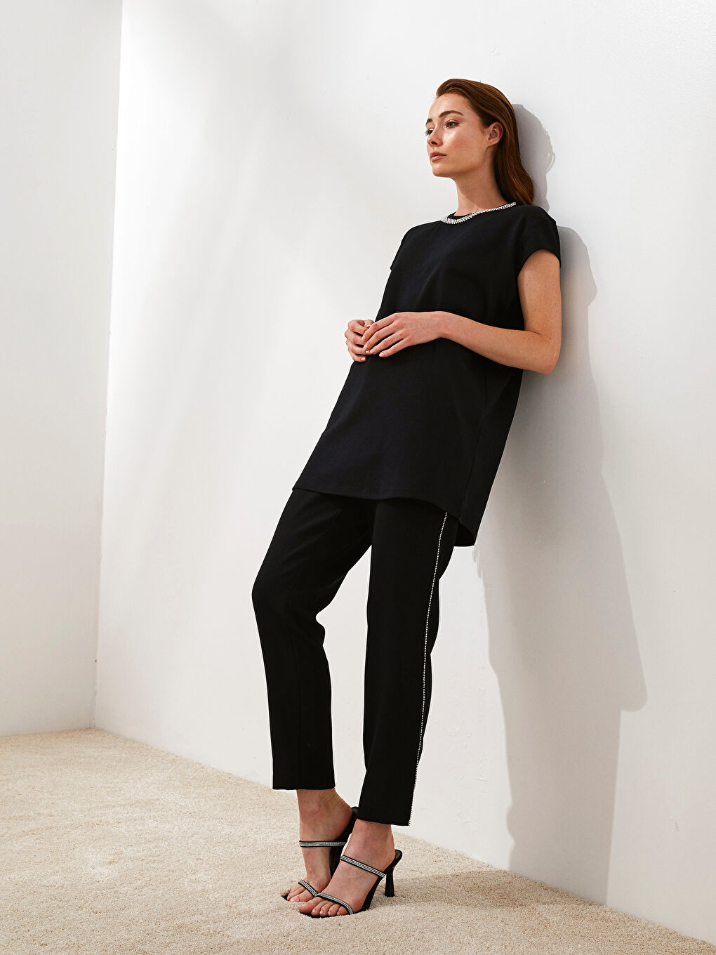 Siyah PREMIUM Bisiklet Yaka Taş İşleme Detaylı Pamuklu Kısa Kollu Kadın Tunik-4