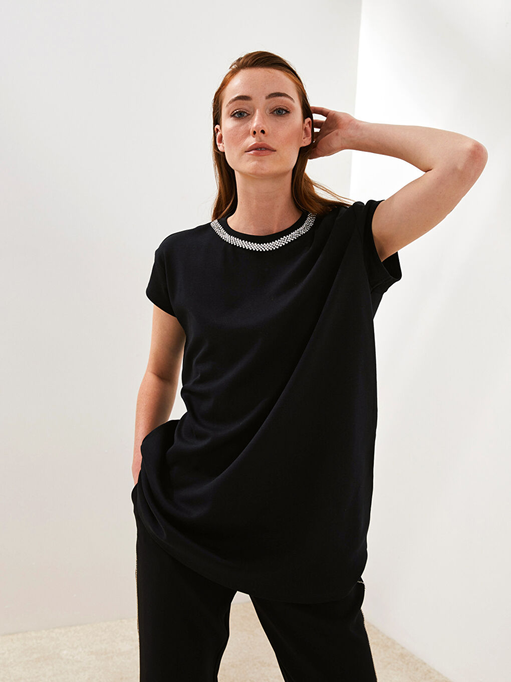 Siyah PREMIUM Bisiklet Yaka Taş İşleme Detaylı Pamuklu Kısa Kollu Kadın Tunik