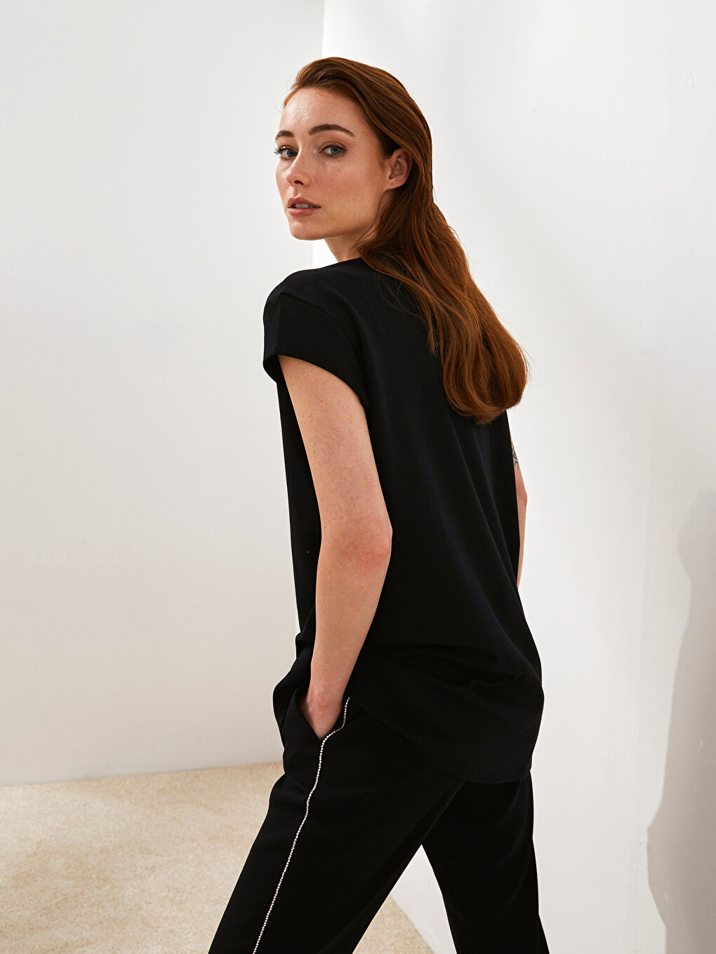 Siyah PREMIUM Bisiklet Yaka Taş İşleme Detaylı Pamuklu Kısa Kollu Kadın Tunik-1