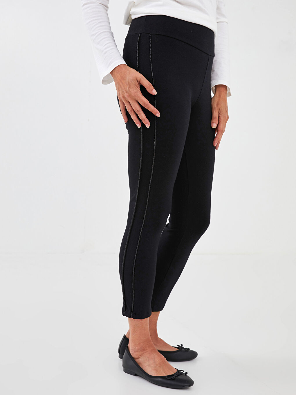 Siyah Beli Lastikli Parlak Şerit Detaylı Kadın Tayt-3