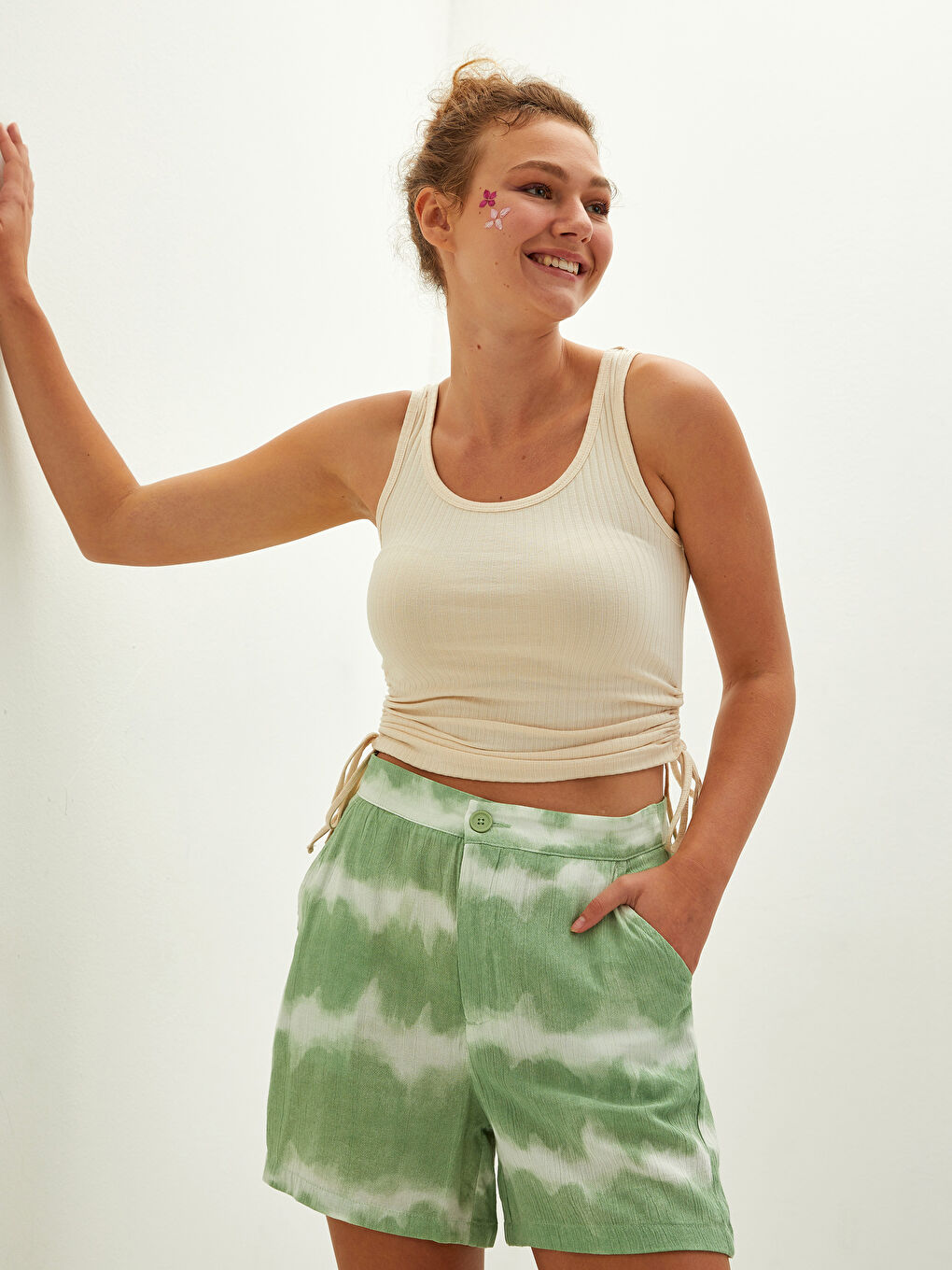 әйелдерге арналған тай-дай принтті қалталы вискоза бермуда шолақ шалбар-2