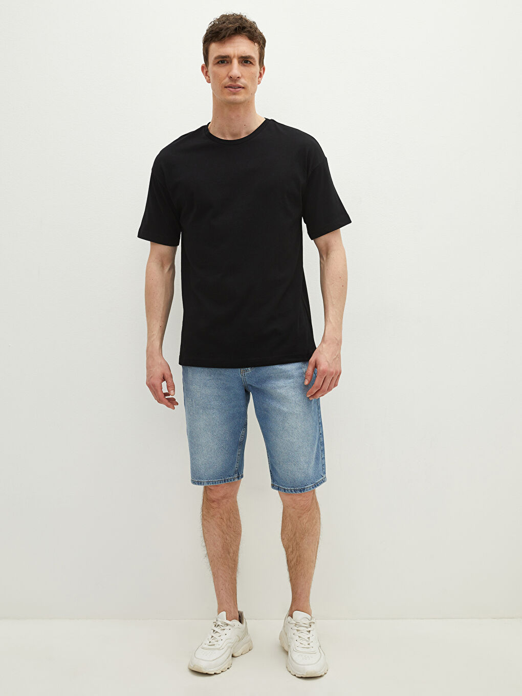 Siyah Bisiklet Yaka Kısa Kollu Basic Penye Erkek Tişört-1