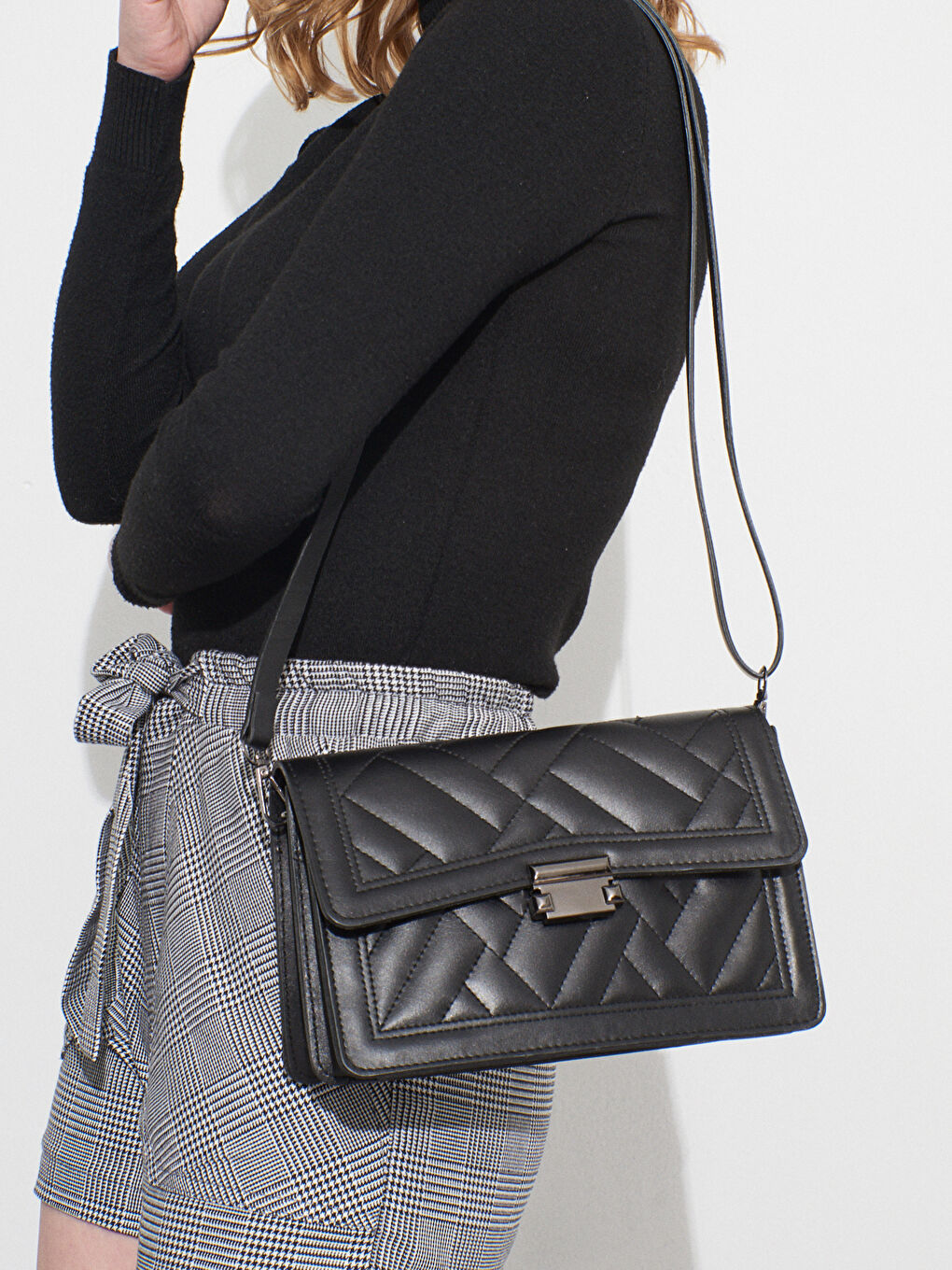 Siyah Kapitone Desenli Omuz Çantası