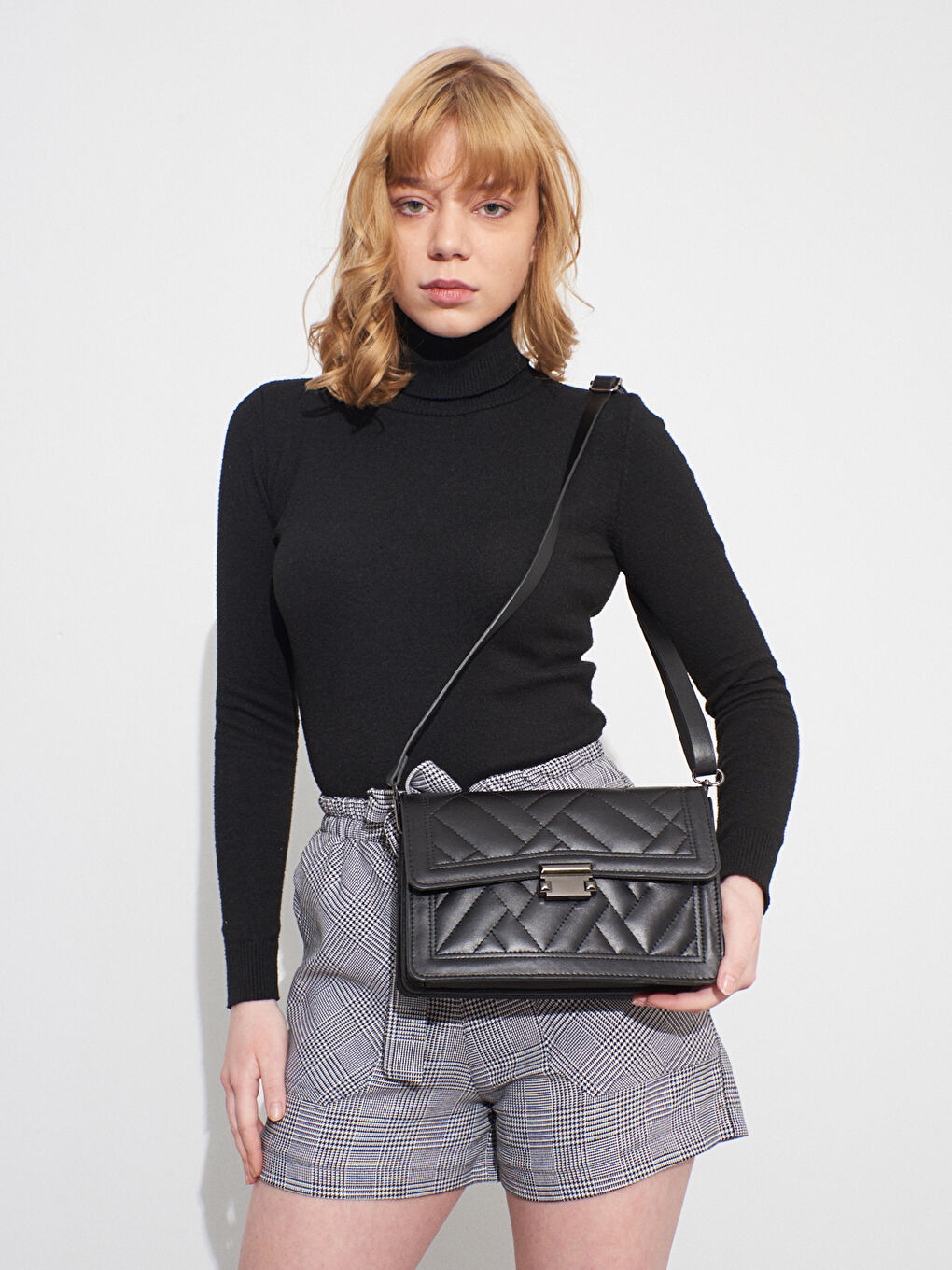 Siyah Kapitone Desenli Omuz Çantası-1