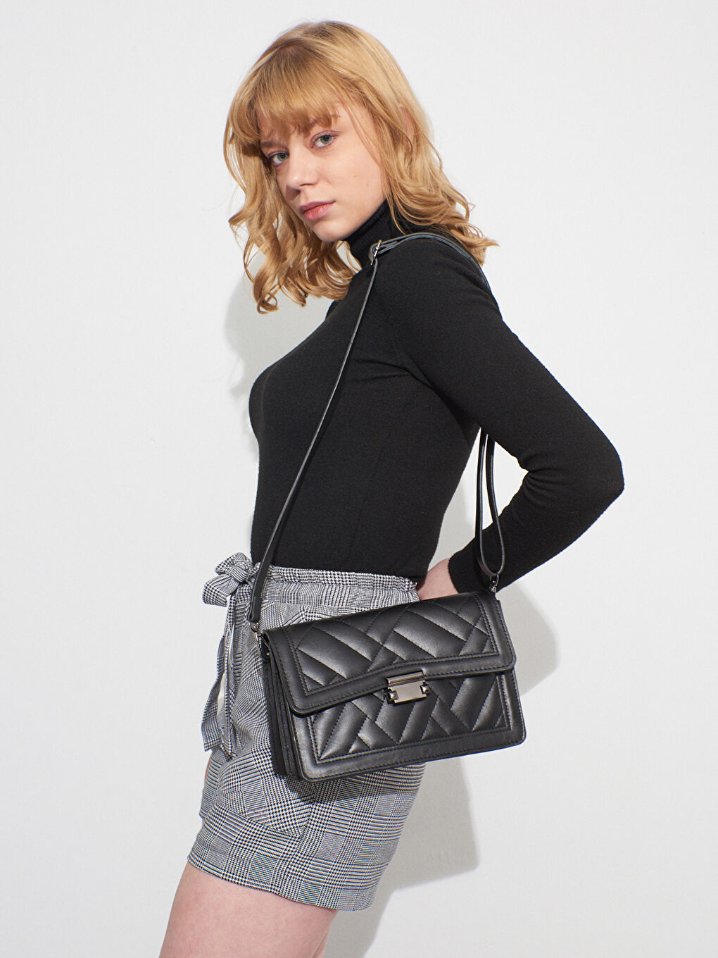 Siyah Kapitone Desenli Omuz Çantası-2