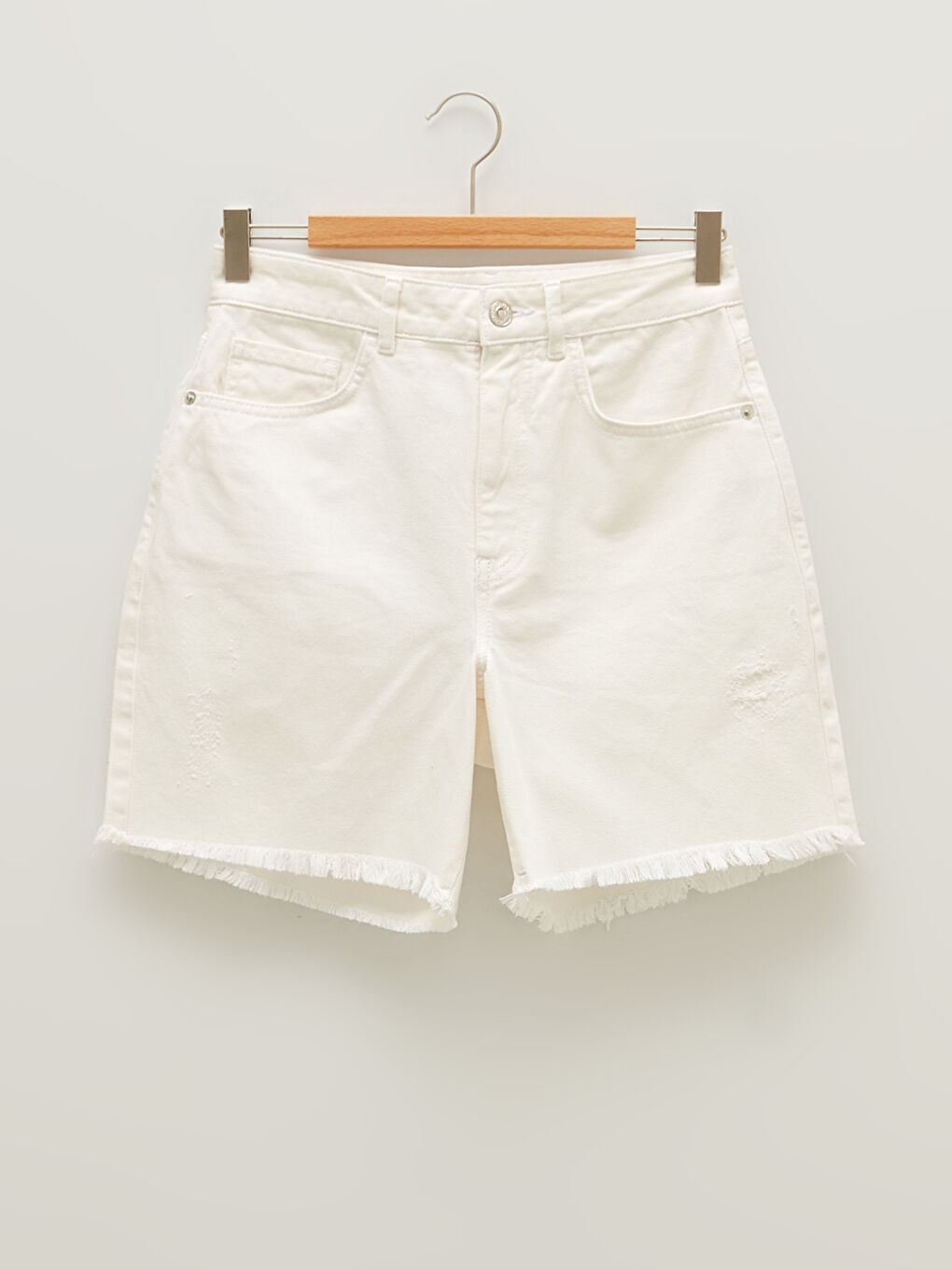 Beyaz Cepli Yırtık Detaylı Kadın Rodeo Jean Şort-6