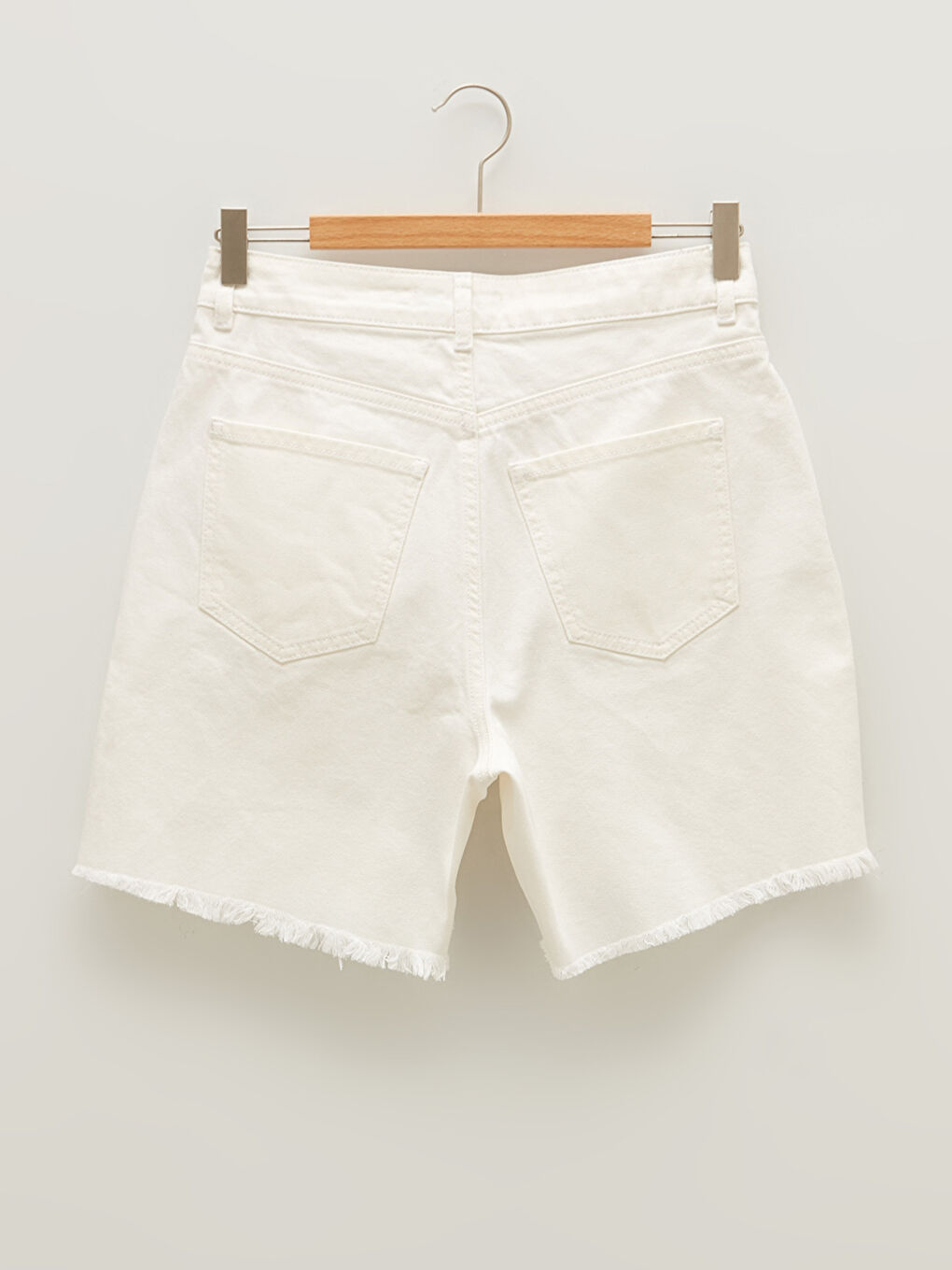 Beyaz Cepli Yırtık Detaylı Kadın Rodeo Jean Şort-7