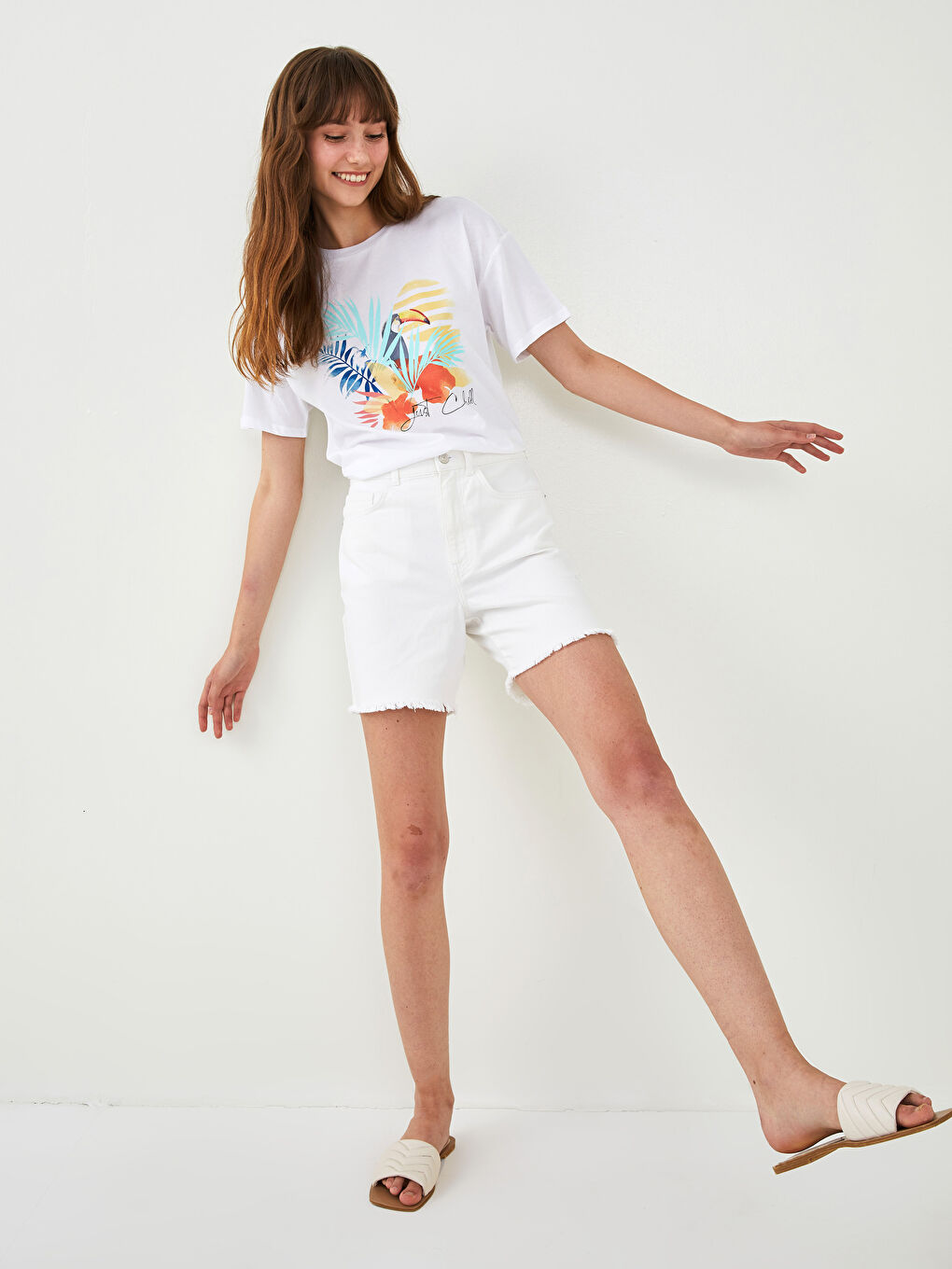 Beyaz Cepli Yırtık Detaylı Kadın Rodeo Jean Şort