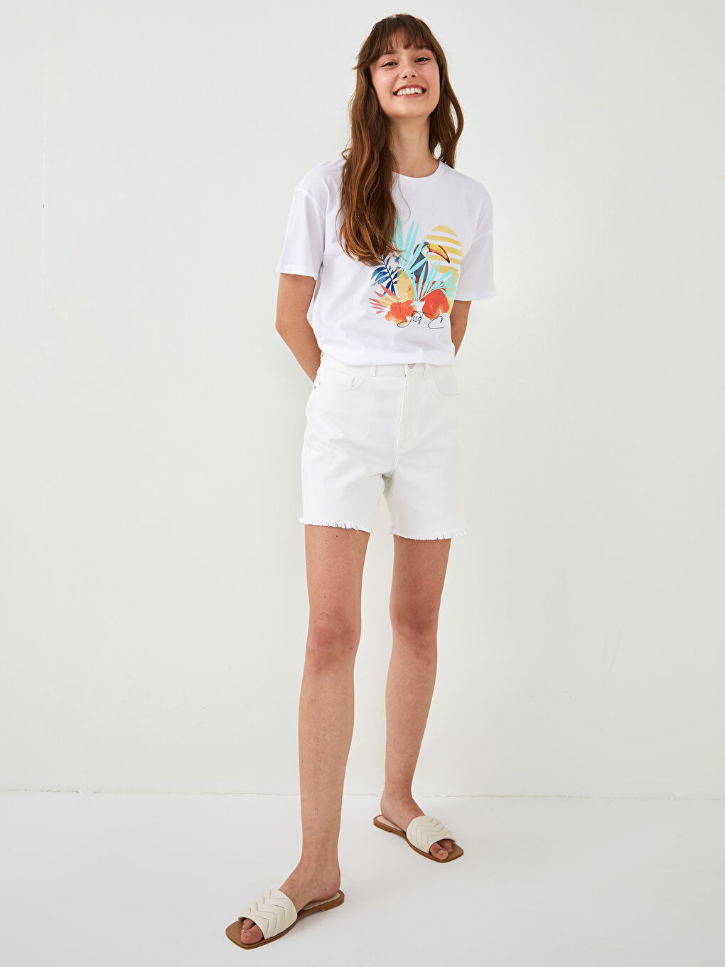 Beyaz Cepli Yırtık Detaylı Kadın Rodeo Jean Şort-1