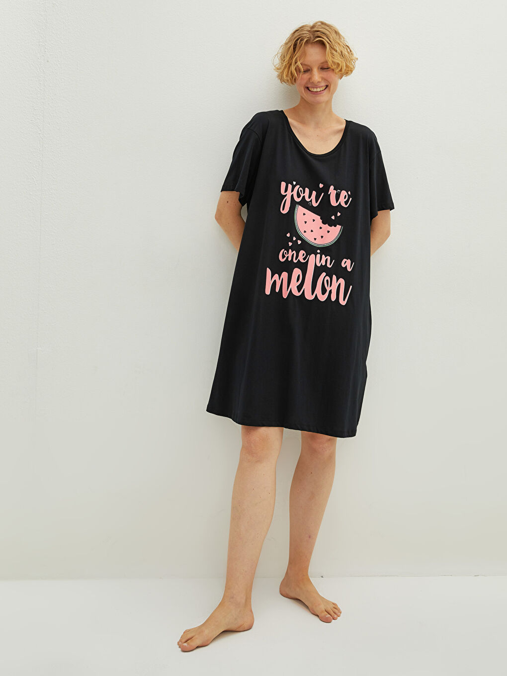 Siyah Bisiklet Yaka Baskılı Kısa Kollu Pamuklu Kadın Gecelik-1