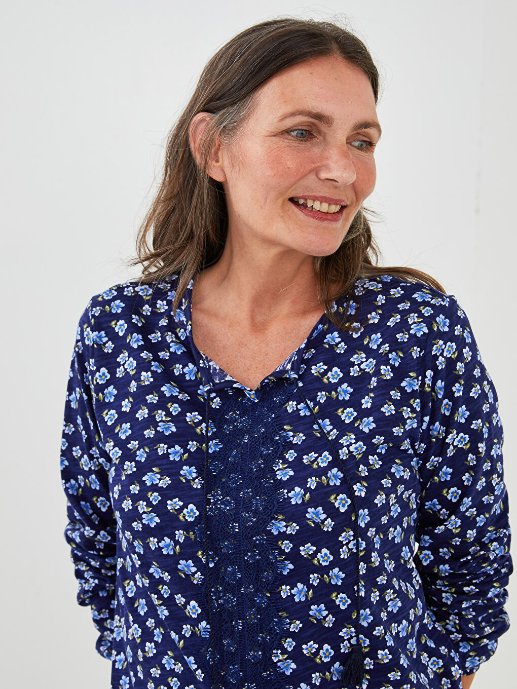 Lacivert Bağlamalı Yaka Çiçekli Uzun Kollu Kadın Bluz-2