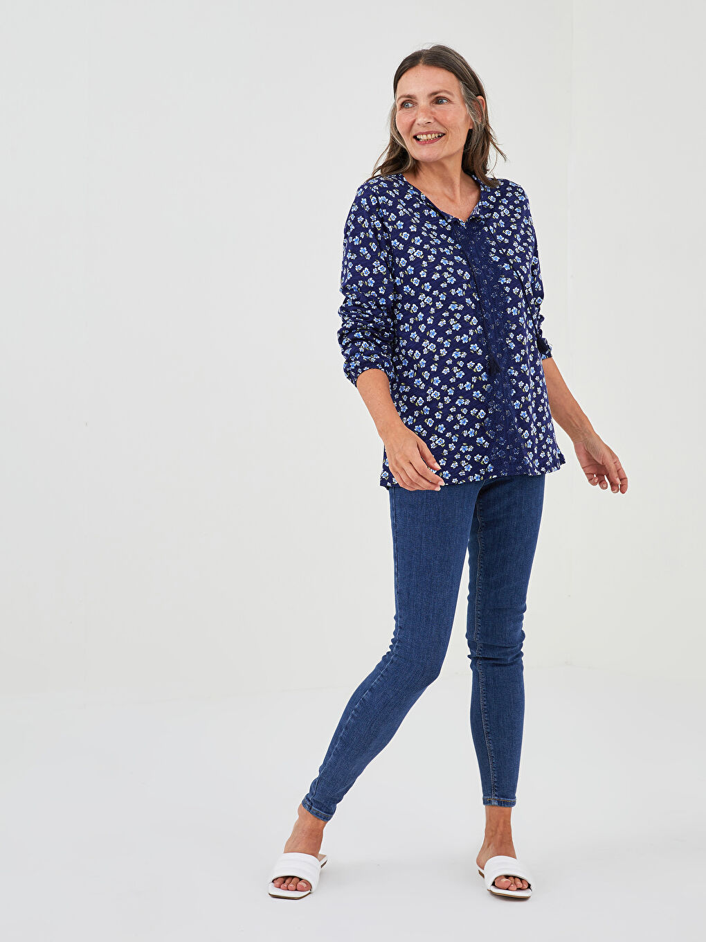 Lacivert Bağlamalı Yaka Çiçekli Uzun Kollu Kadın Bluz-3