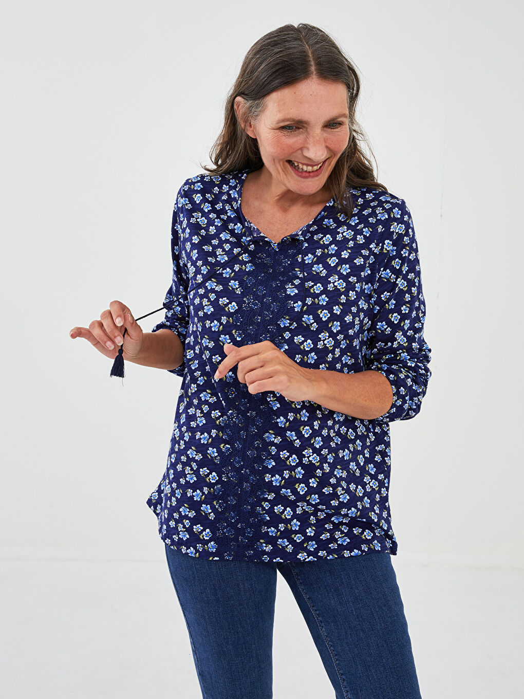 Lacivert Bağlamalı Yaka Çiçekli Uzun Kollu Kadın Bluz