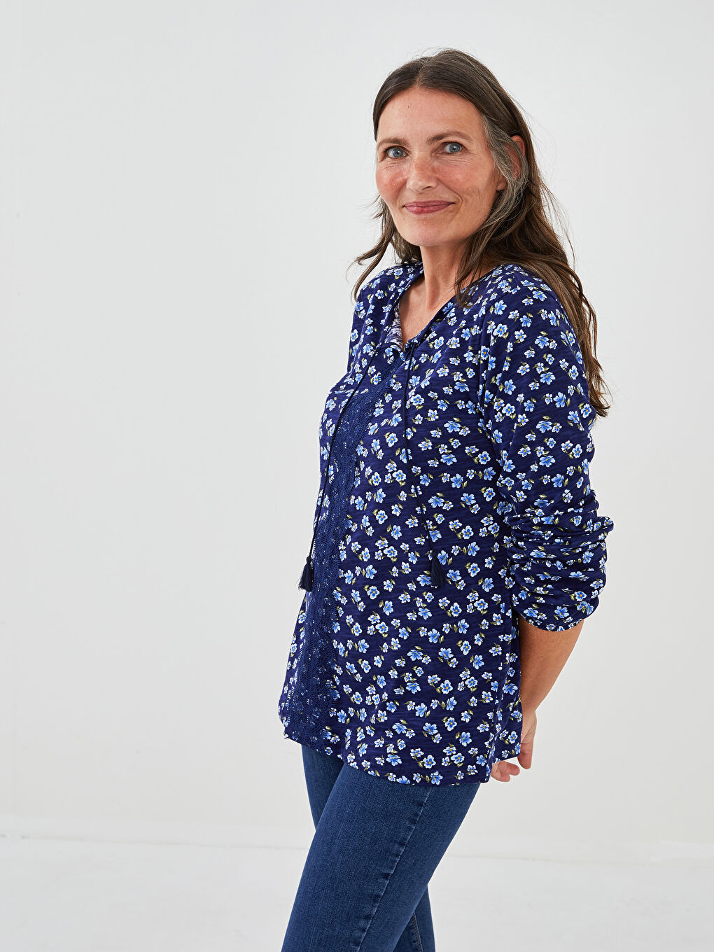 Lacivert Bağlamalı Yaka Çiçekli Uzun Kollu Kadın Bluz-1
