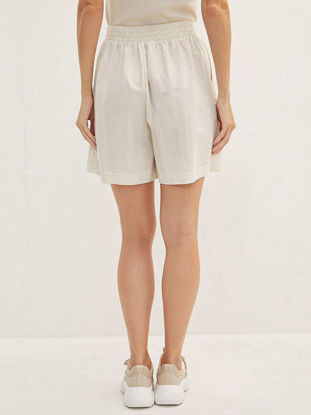 Ekru Beli Lastikli Düz Cep Detaylı Keten Karışımlı Kumaş Kadın Bermuda Şort-3