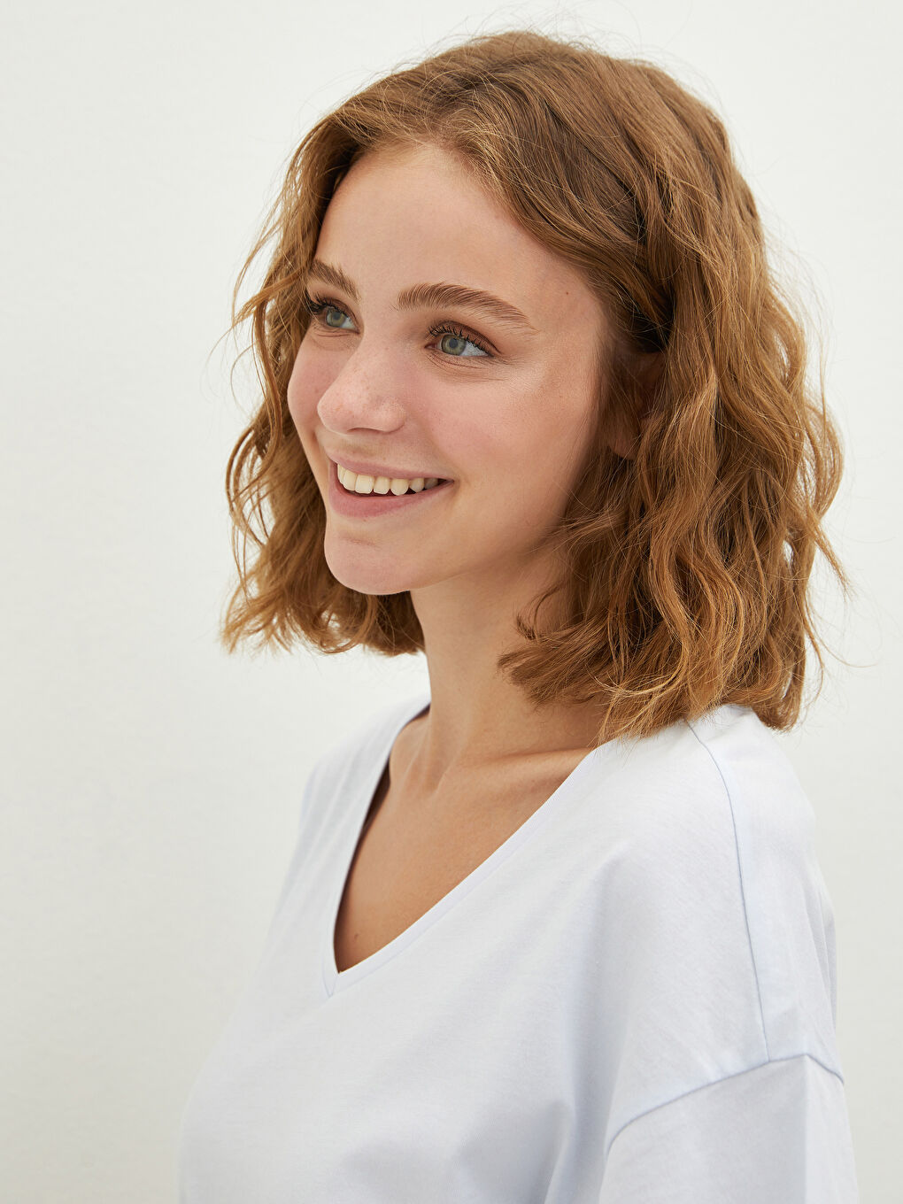 Футболка для жінок з V-подібним вирізом, простим дизайном і коротким рукавом-8