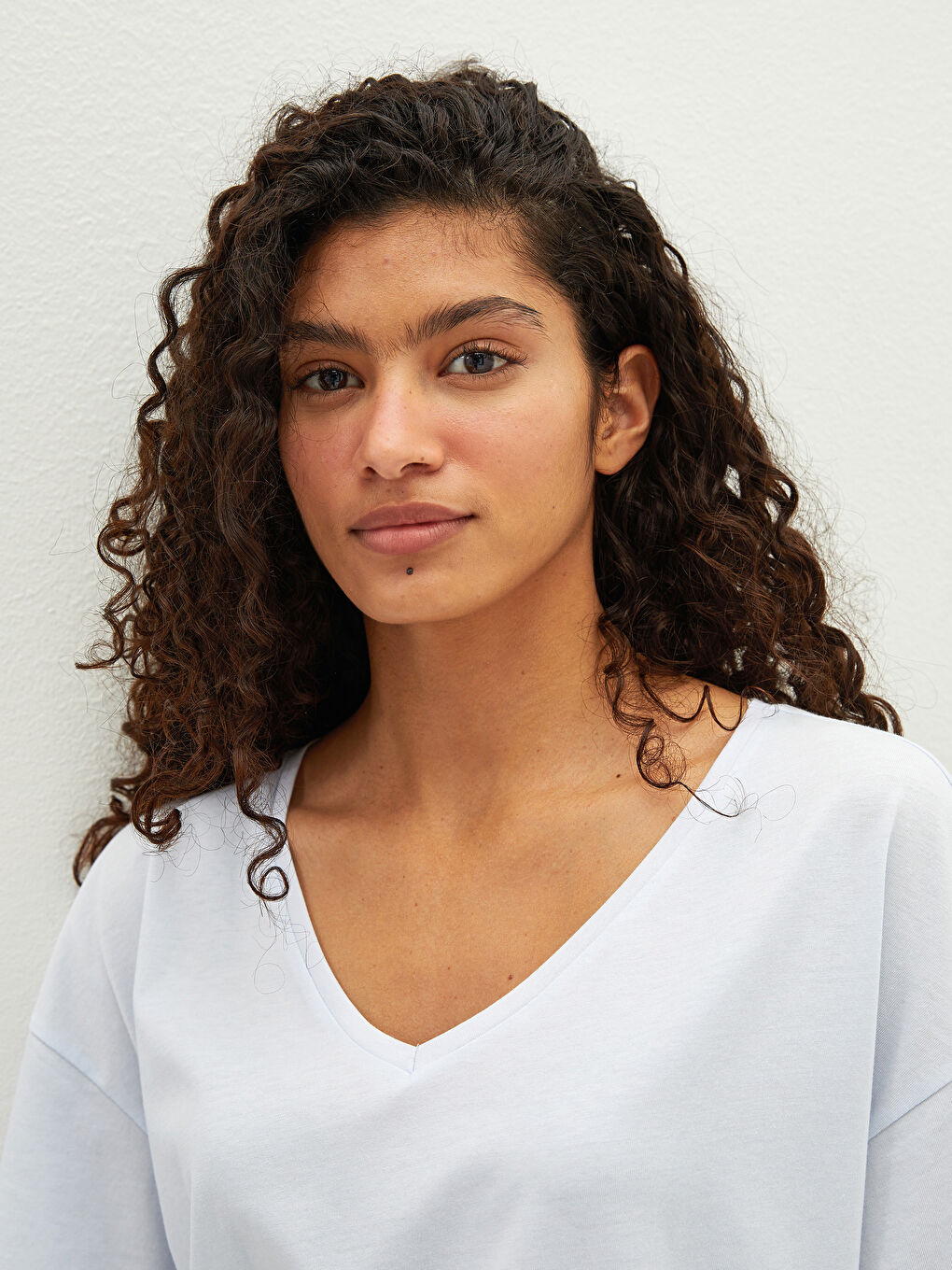 Футболка для жінок з V-подібним вирізом, простим дизайном і коротким рукавом-2