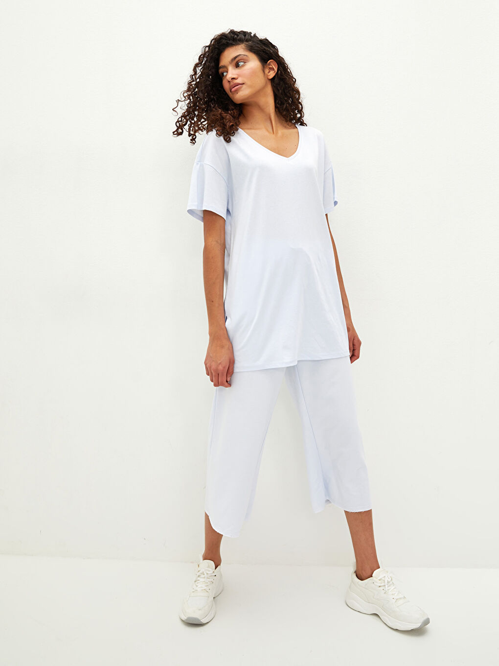 Футболка для жінок з V-подібним вирізом, простим дизайном і коротким рукавом-3