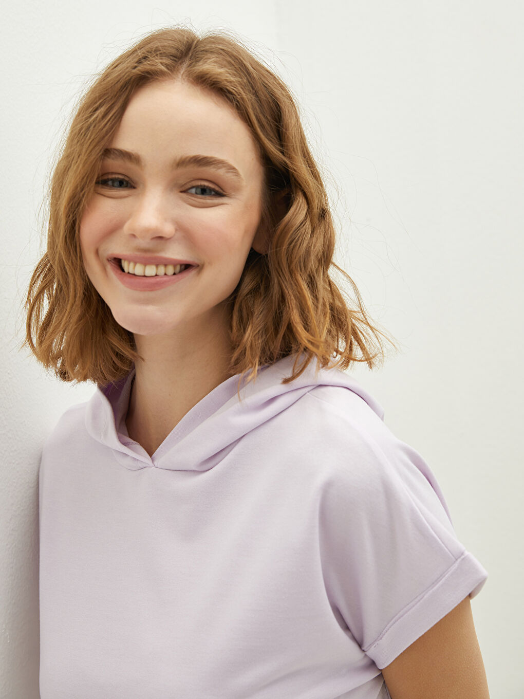 Lila Kapüşon Yaka Düz Kısa Kollu Kadın Spor Tişört-3