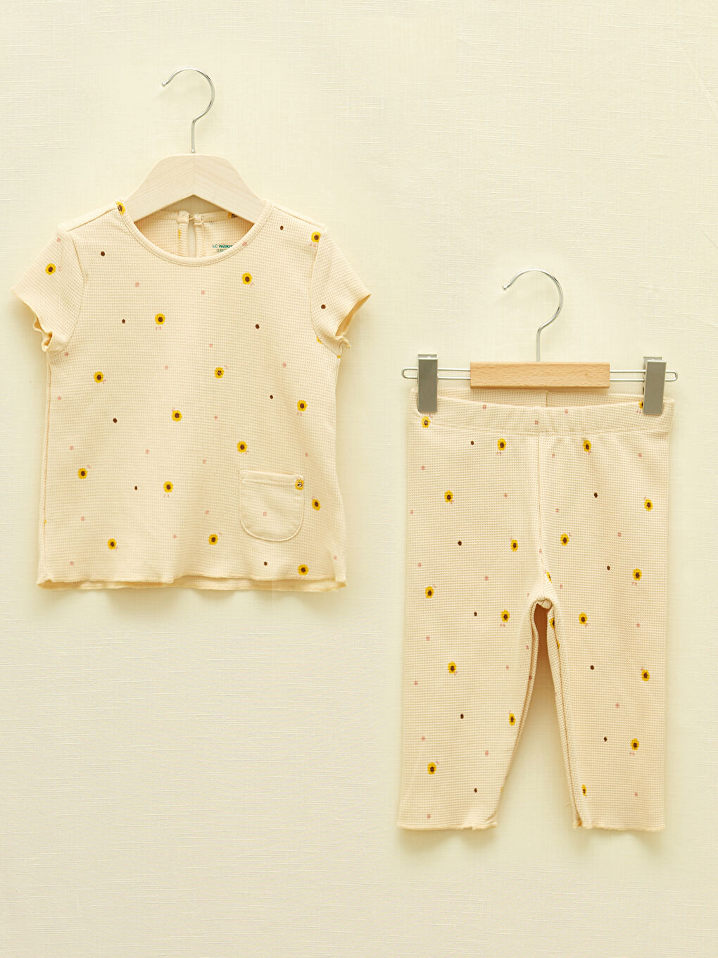 Bej Bisiklet Yaka Kısa Kollu Baskılı Kız Bebek Tişört ve Şort 2'li Takım