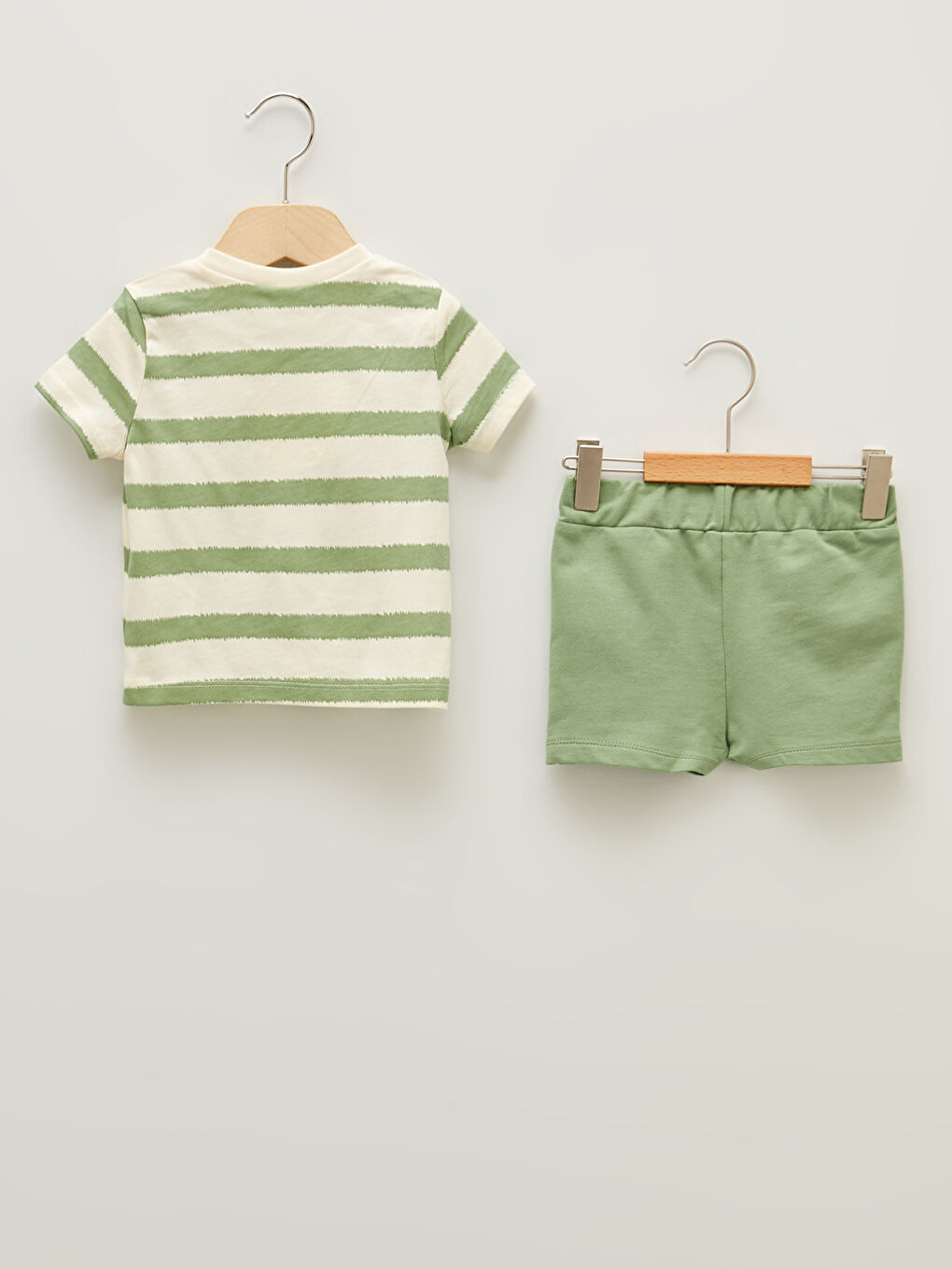 تيشيرت بياقة دائرية وكم قصير مخطط للأولاد الرضع مع شورت - طقم من قطعتين-1