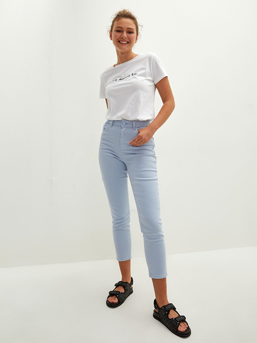 Mavi Yüksel Bel Mom Fit Cep Detaylı Kadın Jean Pantolon