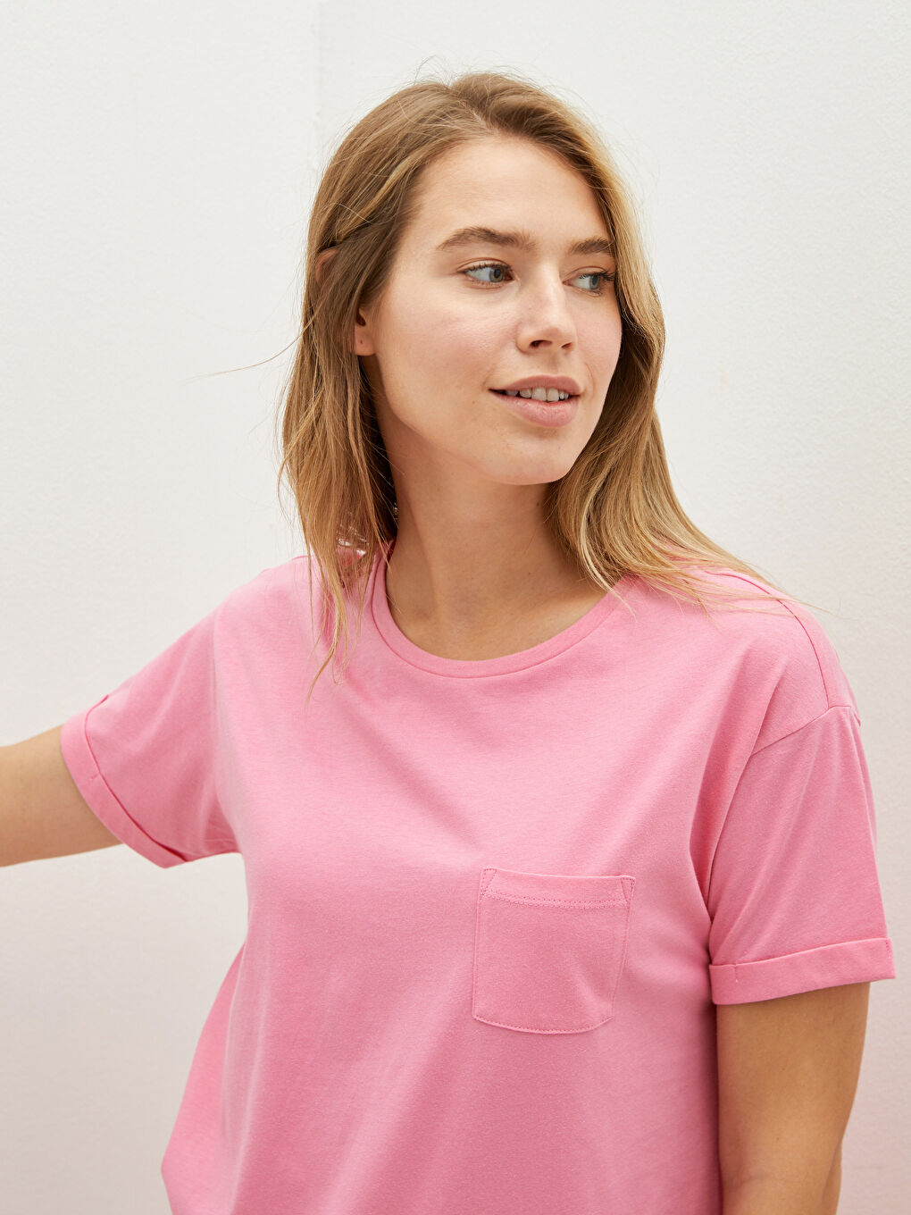 Pembe Bisiklet Yaka Düz Cep Detaylı Kısa Kollu Pamuklu Kadın Tişört-9