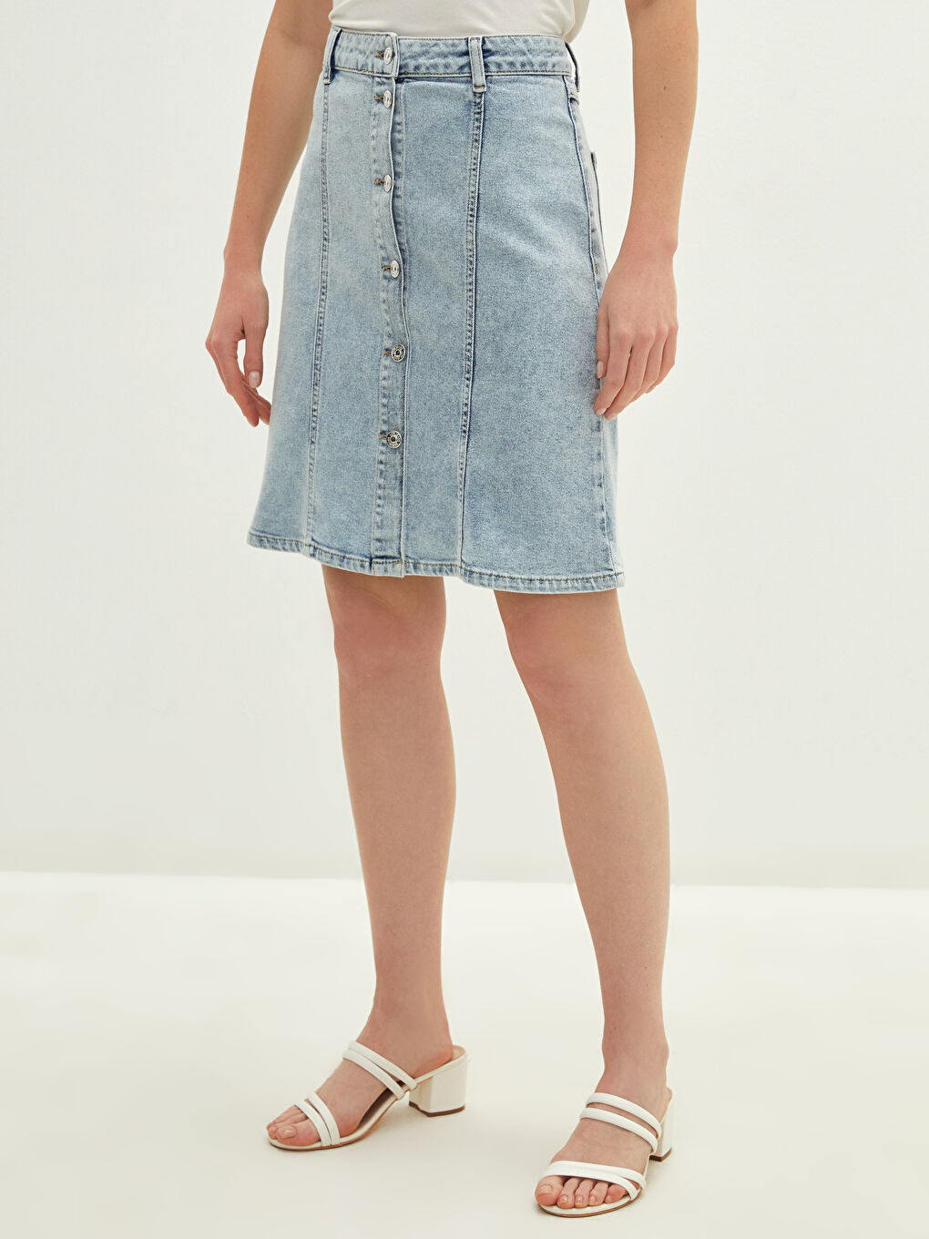 تنورة جينز للسيدات بقصة رفيعة وتفاصيل جيوب-1