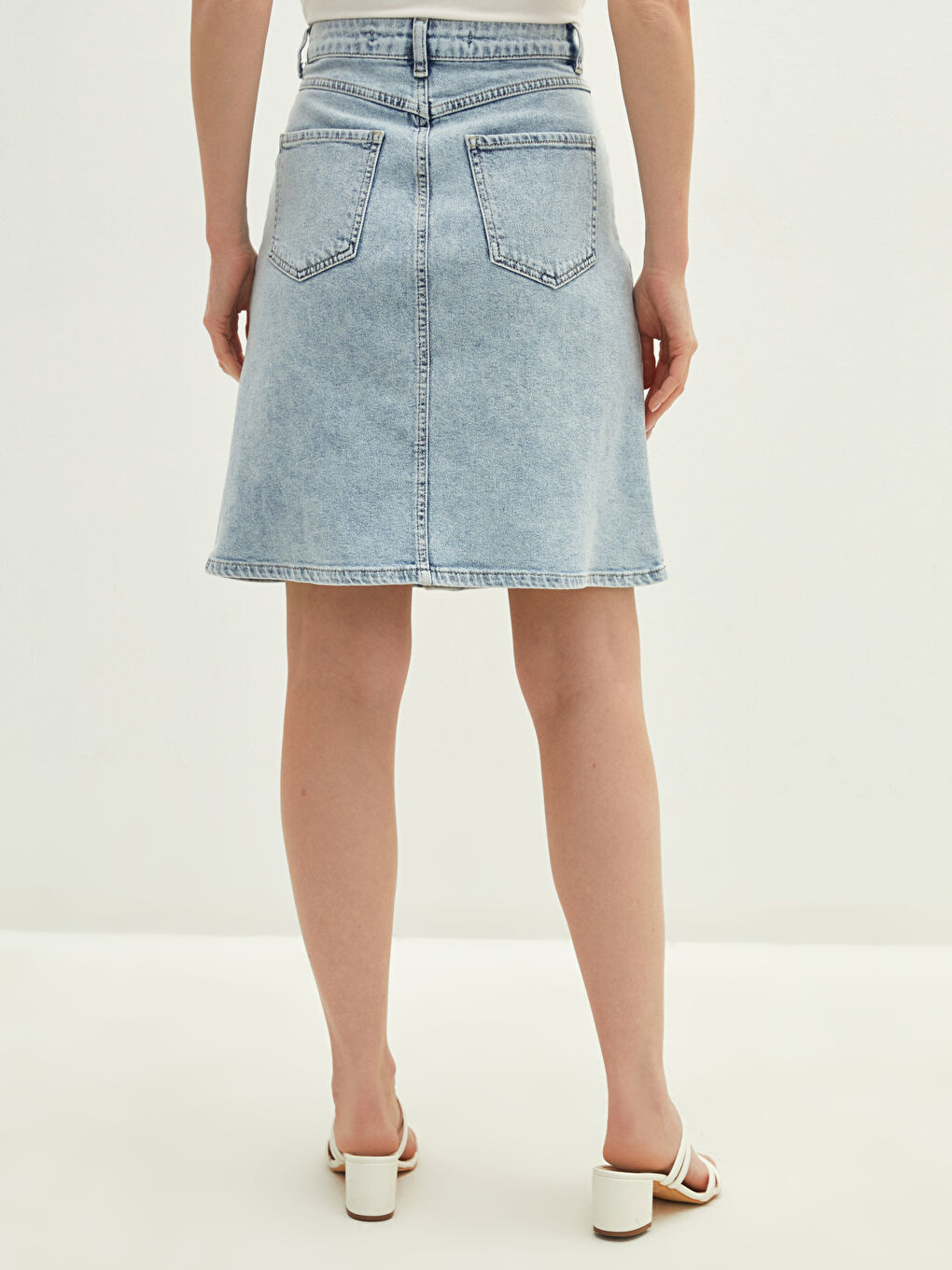 تنورة جينز للسيدات بقصة رفيعة وتفاصيل جيوب-2