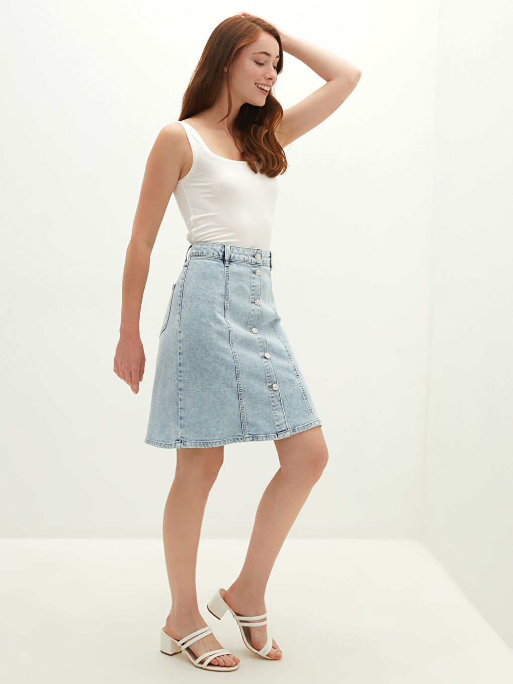 تنورة جينز للسيدات بقصة رفيعة وتفاصيل جيوب-3