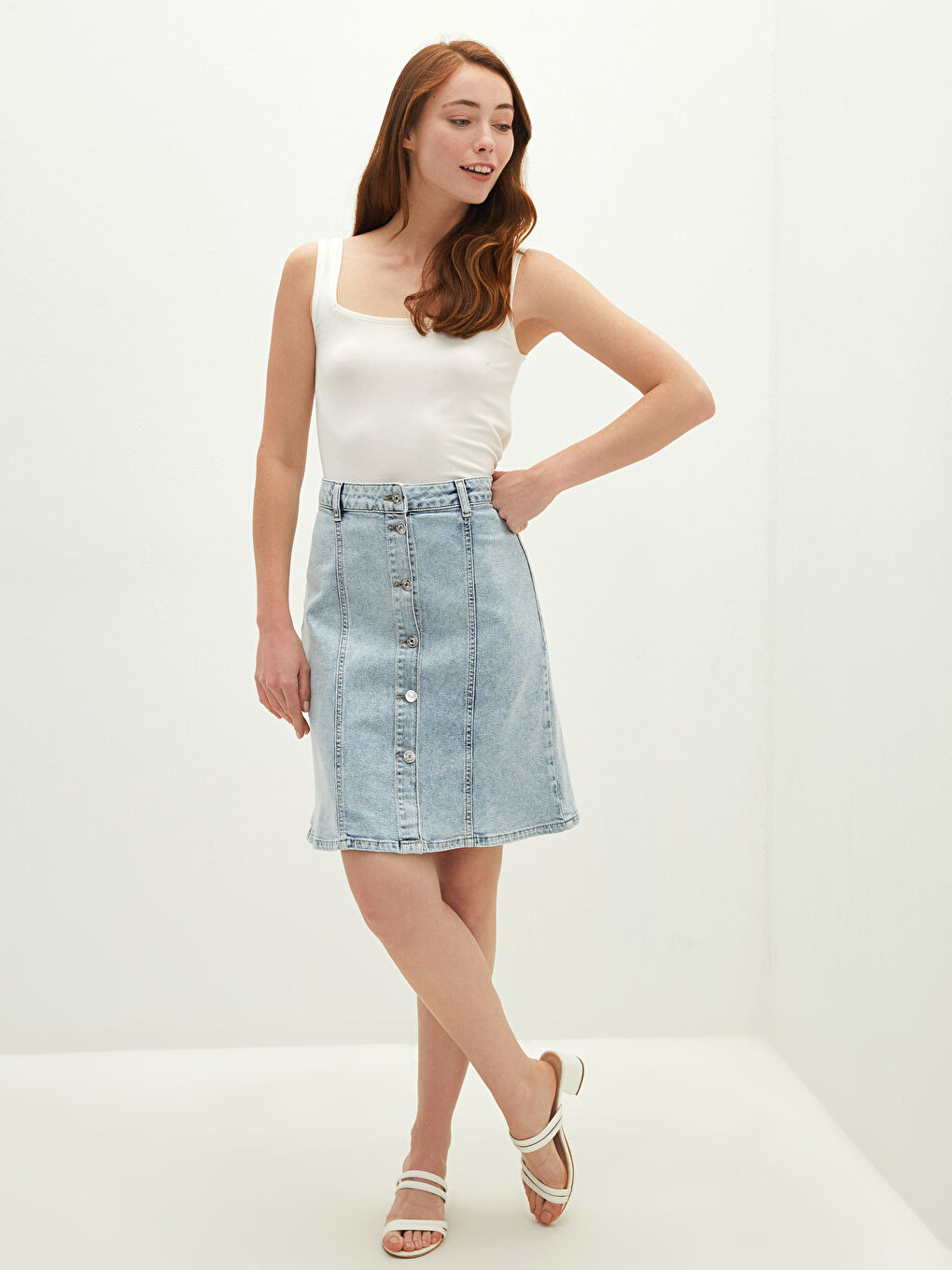 تنورة جينز للسيدات بقصة رفيعة وتفاصيل جيوب