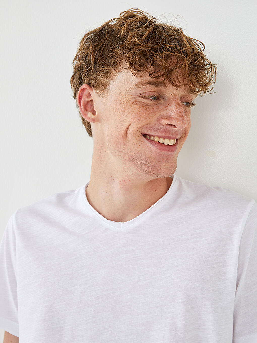 Beyaz V Yaka Basic Kısa Kollu Pamuklu Erkek Tişört-2