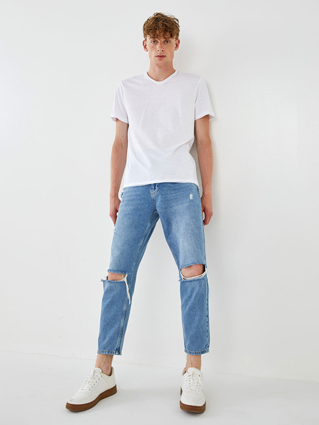 Beyaz V Yaka Basic Kısa Kollu Pamuklu Erkek Tişört-3