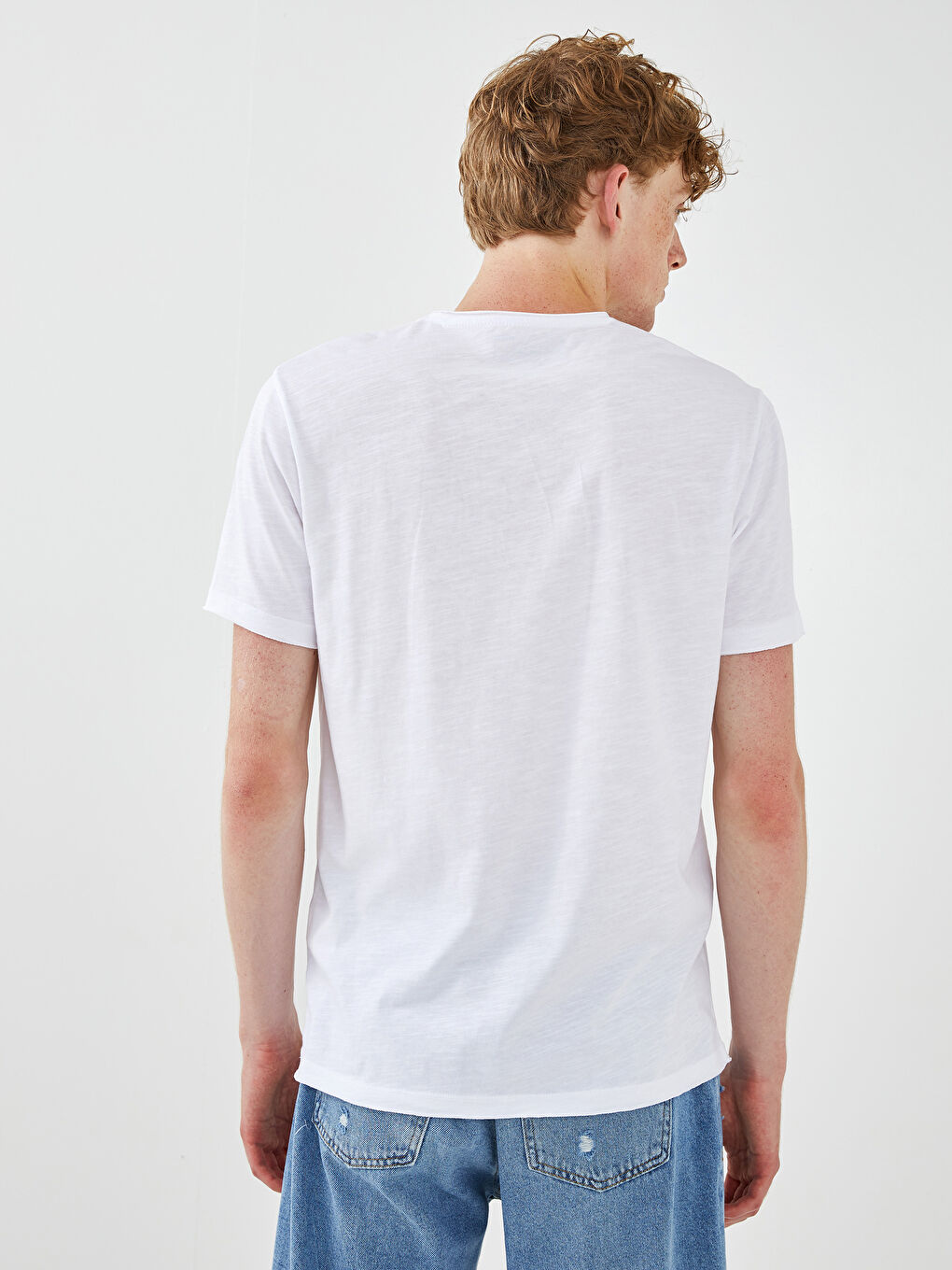 Beyaz V Yaka Basic Kısa Kollu Pamuklu Erkek Tişört-4