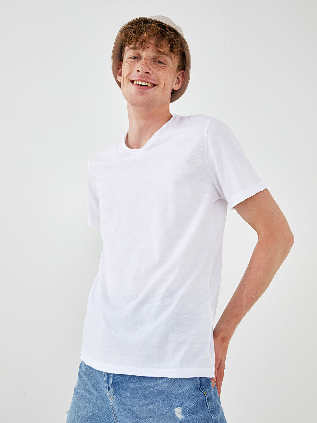 Beyaz V Yaka Basic Kısa Kollu Pamuklu Erkek Tişört