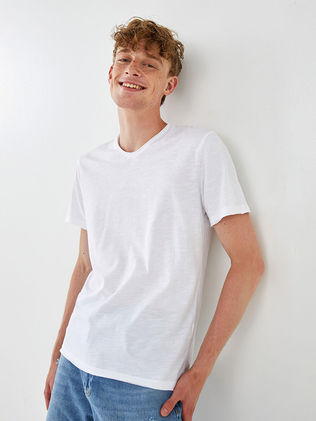 Beyaz V Yaka Basic Kısa Kollu Pamuklu Erkek Tişört-1