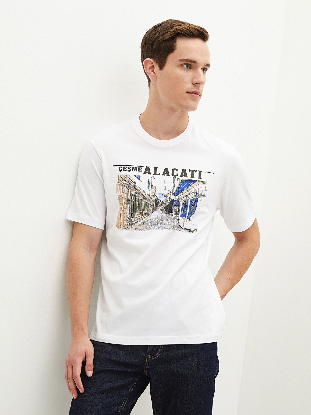 Beyaz Bisiklet Yaka Kısa Kollu Alaçatı Baskılı Penye Erkek Tişört-1