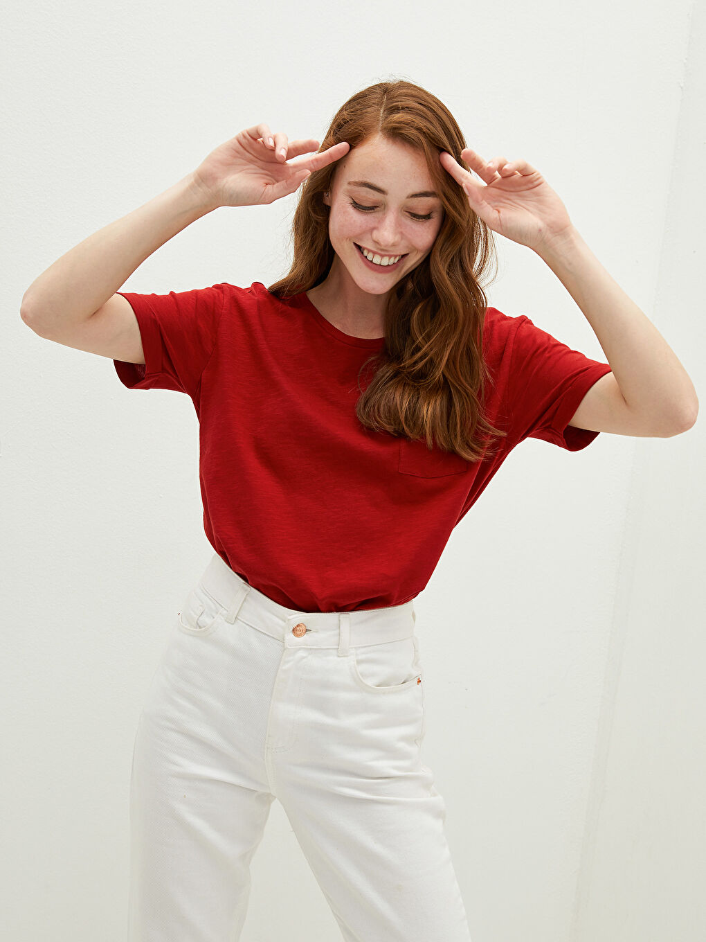 Kırmızı Bisiklet Yaka Düz Cep Detaylı Pamuklu Kadın Tişört