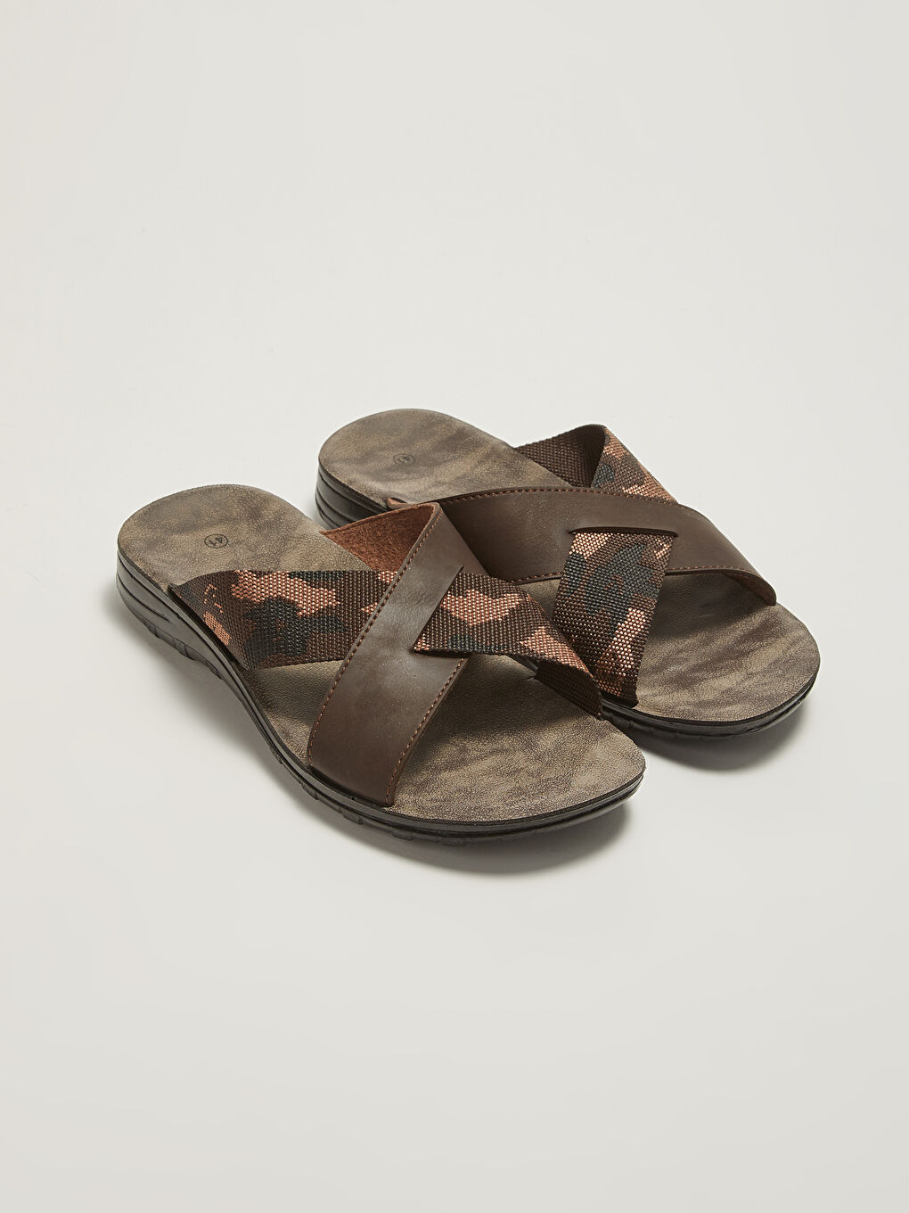 Kahverengi Deri Görünümlü Çapraz Bantlı Erkek Terlik