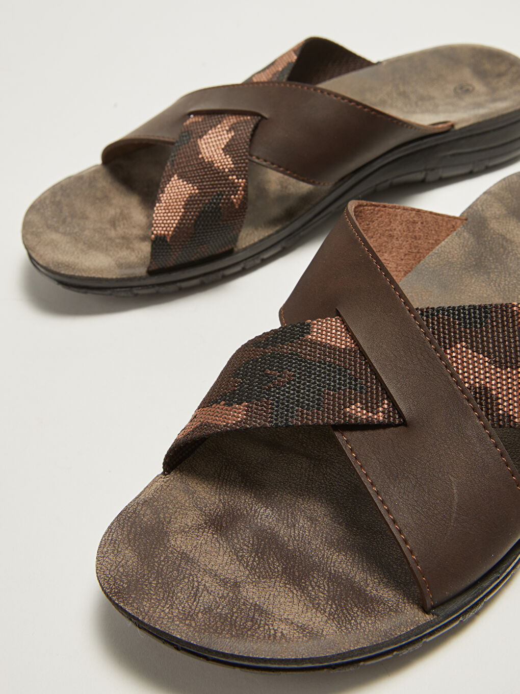Kahverengi Deri Görünümlü Çapraz Bantlı Erkek Terlik-3
